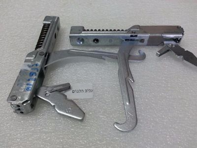 סט ציר דלת לתנורי אפיה לופרה מספר דגמים, על הציר כתוב מספר 30 על הלשונית הקטנה כתוב מספר 21 מקט 012937