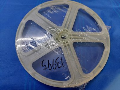 גלגל רצועה ציר תוף מלבני למכונת כביסה זנוסי ZWQ71235SI ועוד דגמים, אלקטרולוקס  EWT2853EWW ועוד מספר סידורי על הגלגל 1084891 מקט 013995