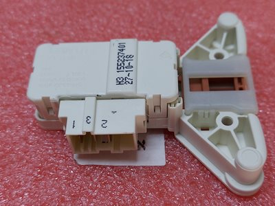 מפסק דלת למכונת כביסה זנוסי ZWS7712SWI ועוד דגמים, מספר סידורי על המפסק 155237401 מקט 014647